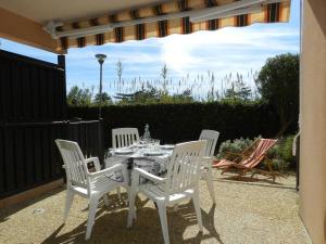 Studio à Bormes-les-Mimosas avec accès plage, terrasse et parking - FR-1-251-875