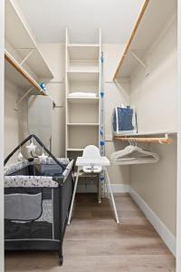 Great 2bd 2bath in MdR! Free parking and pool!