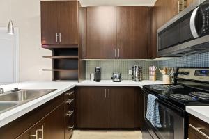 Great 2bd 2bath in MdR! Free parking and pool!