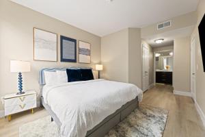 Great 2bd 2bath in MdR! Free parking and pool!