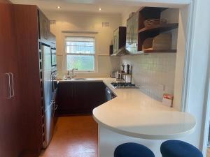 2 Bedroom, Modern Beach Retreat, Walk to Manly Beach & Cafés