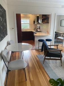 2 Bedroom, Modern Beach Retreat, Walk to Manly Beach & Cafés