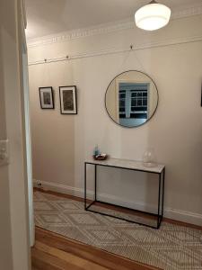 2 Bedroom, Modern Beach Retreat, Walk to Manly Beach & Cafés