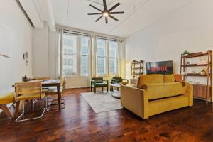 2BR Downtown Gem with Arcade games! - Sleeps 7 - Near Convention Center - Stadium