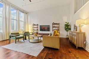 2BR Downtown Gem with Arcade games! - Sleeps 7 - Near Convention Center - Stadium