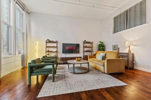 2BR Downtown Gem with Arcade games! - Sleeps 7 - Near Convention Center - Stadium