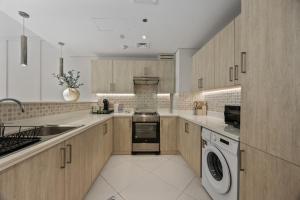 Palm Jumeirah Sea-View Stay - Infinity Pool - Beach - Gym - Padel