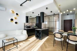 Fancy 2bdr Golden Dots apartment in city centre