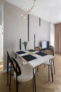 Fancy 2bdr Golden Dots apartment in city centre