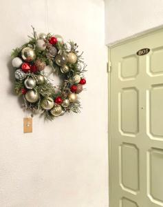 Cozy Colorful Stay near Hongdae and Airport Line for up to 6 Guests with Luggage Storage