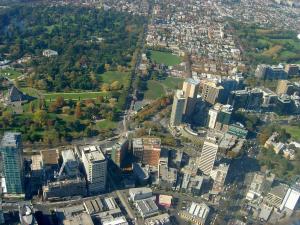 2BR Apartment Covered Free Parking, Close to Trams