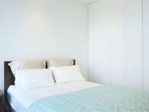 2BR Apartment Covered Free Parking, Close to Trams