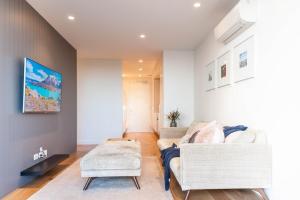 2BR Apartment Covered Free Parking, Close to Trams