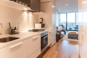 2BR Apartment Covered Free Parking, Close to Trams