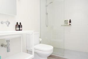 2BR Apartment Covered Free Parking, Close to Trams