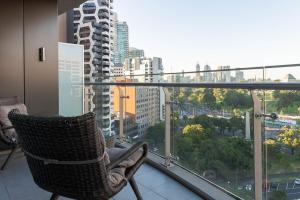 2BR Apartment Covered Free Parking, Close to Trams