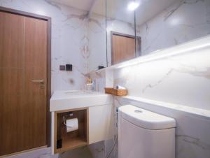 City View Balcony & Chic Condo with Infinity pool 080N40