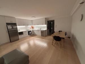 2 Bed 2 Bath Apartment with Secure Parking in Sydney CBD - 1 Min Walk To Darling Harbour & World Square- Center Of China Town