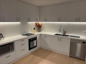 2 Bed 2 Bath Apartment with Secure Parking in Sydney CBD - 1 Min Walk To Darling Harbour & World Square- Center Of China Town