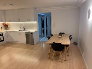 2 Bed 2 Bath Apartment with Secure Parking in Sydney CBD - 1 Min Walk To Darling Harbour & World Square- Center Of China Town