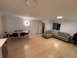 2 Bed 2 Bath Apartment with Secure Parking in Sydney CBD - 1 Min Walk To Darling Harbour & World Square- Center Of China Town