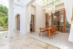 3BR 6 person luxury spacious brand new Family Villa with Rice Field and Sunset Views - Kedungu