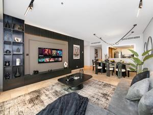 MegaLuxury Beachfront with Panoramic Ain Dubai Views in JBR, Sleep 12