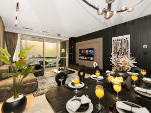 MegaLuxury Beachfront with Panoramic Ain Dubai Views in JBR, Sleep 12