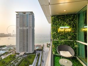 MegaLuxury Beachfront with Panoramic Ain Dubai Views in JBR, Sleep 12