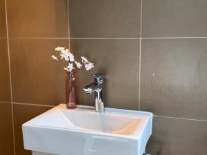 Steps from Sunnybank Hills Shopping Spacious Home