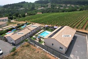 En Ardèche, maison de vacances LOdalys climatisée avec sa piscine privée et chauffée