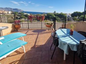 SunRise Den, a pie de playa, vista al mar y piscina