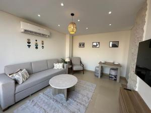 First Row to Pyramids 2BDR Apt