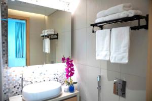 Luxury Jr. 1BR in Mayan Yas Island