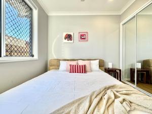 Lux 4-Bed Gem Near Park & Forest Lake Shopping