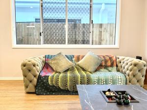 Lux 4-Bed Gem Near Park & Forest Lake Shopping