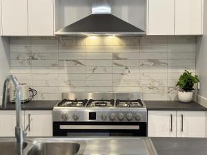 Lux 4-Bed Gem Near Park & Forest Lake Shopping