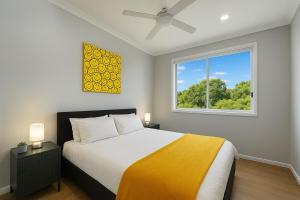 Lux 4-Bed Gem Near Park & Forest Lake Shopping