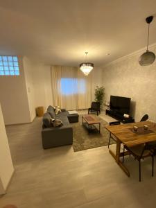 The Pearl Suite - your stylish cozy and modern flat,in the heart of South Tenerife,just 3 minutes from beach and natural pools