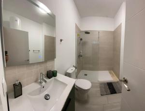 The Pearl Suite - your stylish cozy and modern flat,in the heart of South Tenerife,just 3 minutes from beach and natural pools