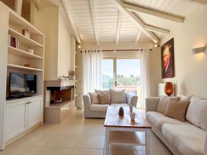 Sea Breeze - Home with a View