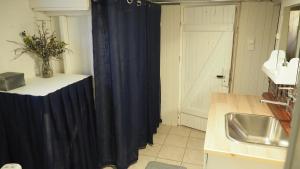 Riverside Bliss - Cozy 1-Bedroom Apartment with Parking & WiFi near Tvedestrand