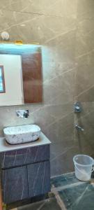 4Everstay By Prem Ratan Premium Rooms With Free Parking & Wifi !!! Best Family Hotel In Vrindavan