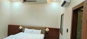 4Everstay By Premium Rooms With Free Parking & Wifi !!! Best Family Hotel In Vrindavan
