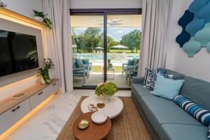 Aqua Luxe @ Cana Rock terrace to pool access E-105