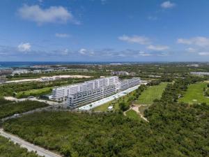 Aqua Luxe @ Cana Rock terrace to pool access E-105