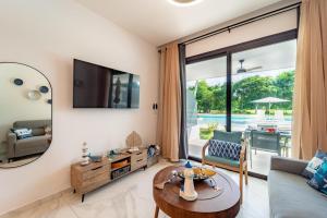 Aqua Fam Swim out Suite - Pool @ Cana Rock G 117