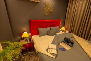 CineVista by Svobo 3BhkLuxe Bollywood Loft Qutub