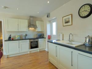 Lapwing Cottage - E5028