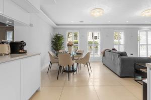 Stylish Hyde Park Two-Bedroom Escape